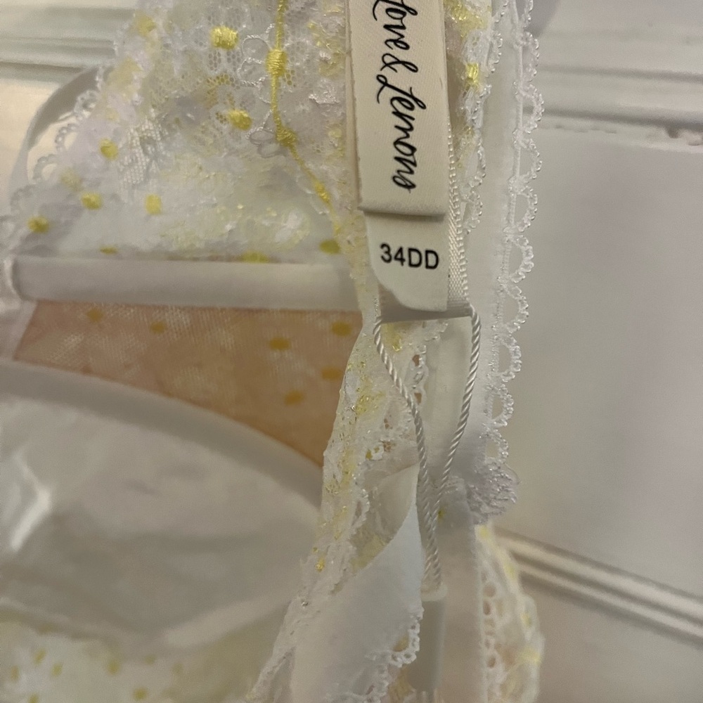 New For Love and Lemons 3D Daisy Underwire Bra - 34DD / White - Picture 6 of 6